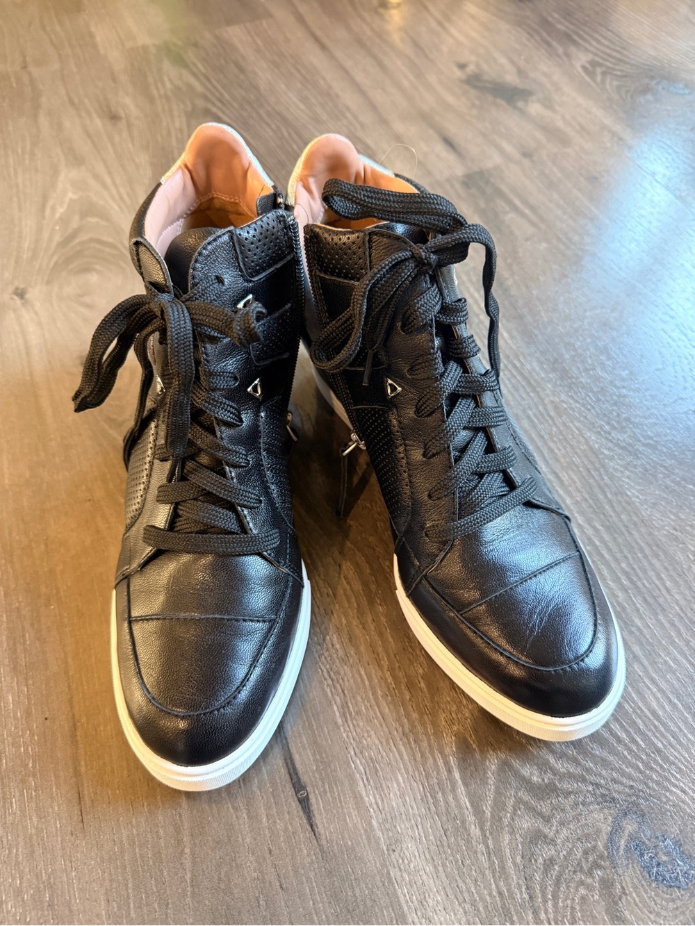 Women ‘s  Black High-Top Leather Sneakers